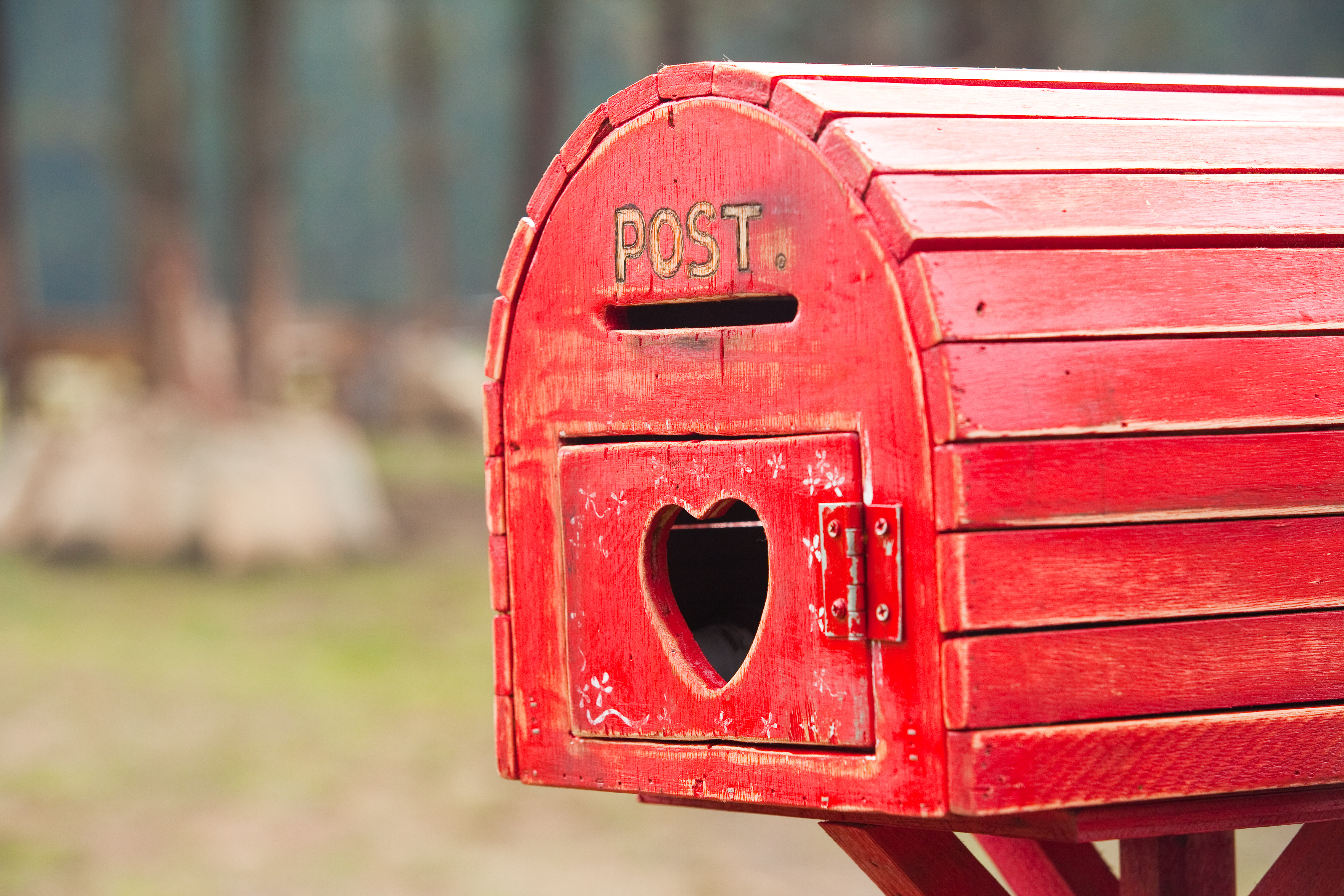classic mailbox and heart icon